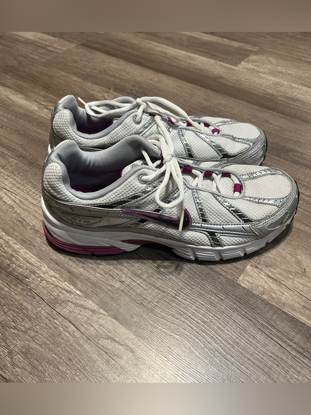 🛍️Nike Women’s White and Silver Athletic Sneakers with Purple Accents - Size 8.5